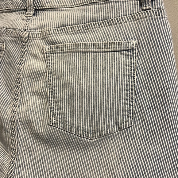 R.L. CHAPS MADDEN CAPRI JEANS (10) - Picture 6 of 14